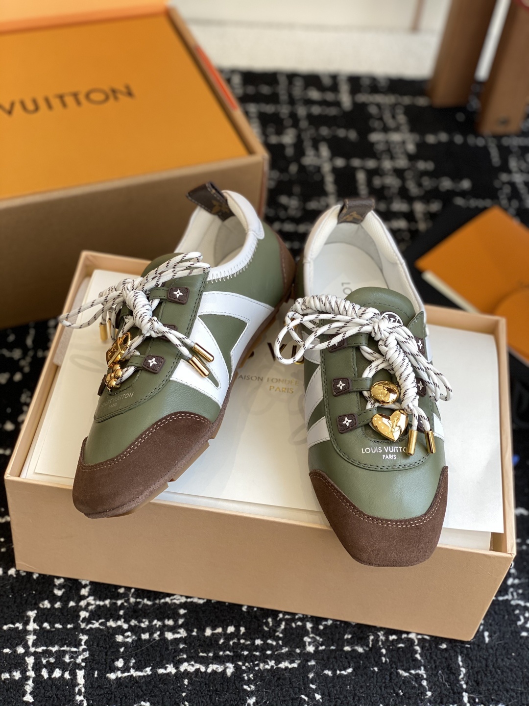 代购级(官网同步✈️盒包装)
Louis Vuitton路易威登驴牌春夏Sneakerina系列 芭蕾运