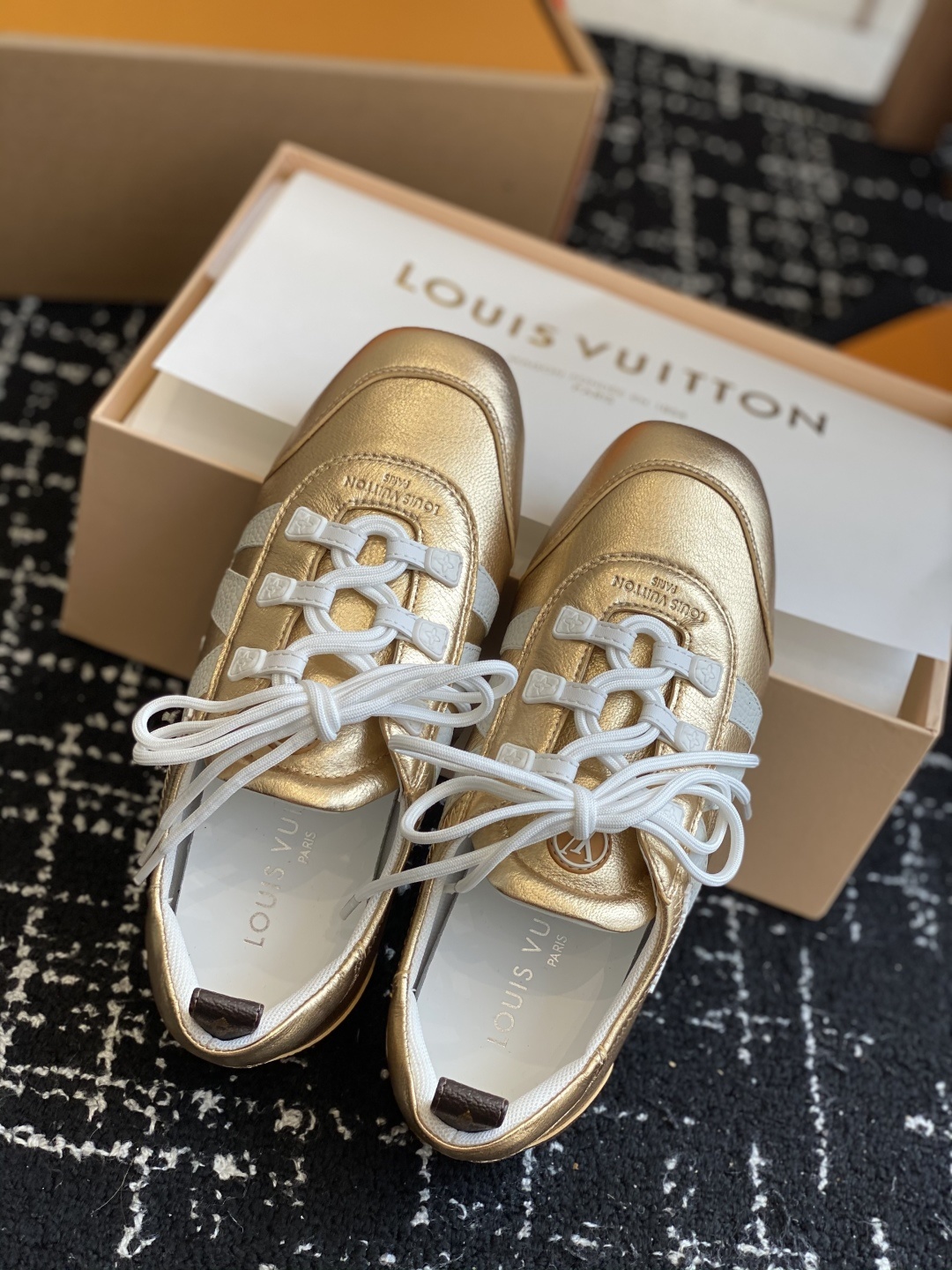 代购级(官网同步✈️盒包装)
Louis Vuitton路易威登驴牌春夏Sneakerina系列 芭蕾运