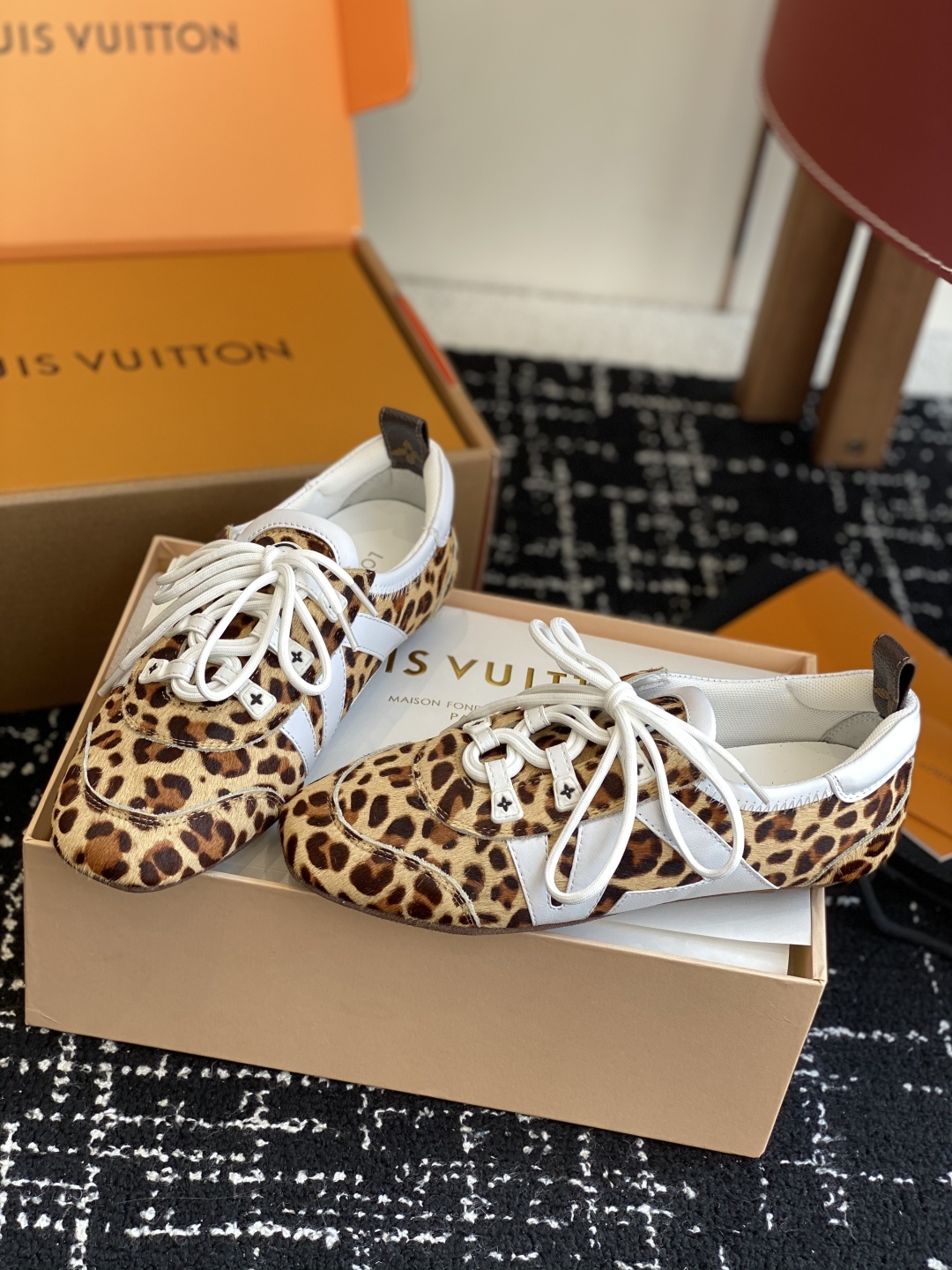 代购级(官网同步✈️盒包装)
Louis Vuitton路易威登驴牌春夏Sneakerina系列 芭蕾运