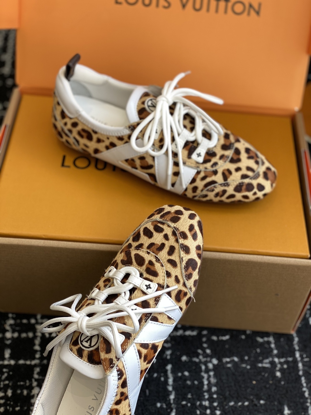 代购级(官网同步✈️盒包装)
Louis Vuitton路易威登驴牌春夏Sneakerina系列 芭蕾运