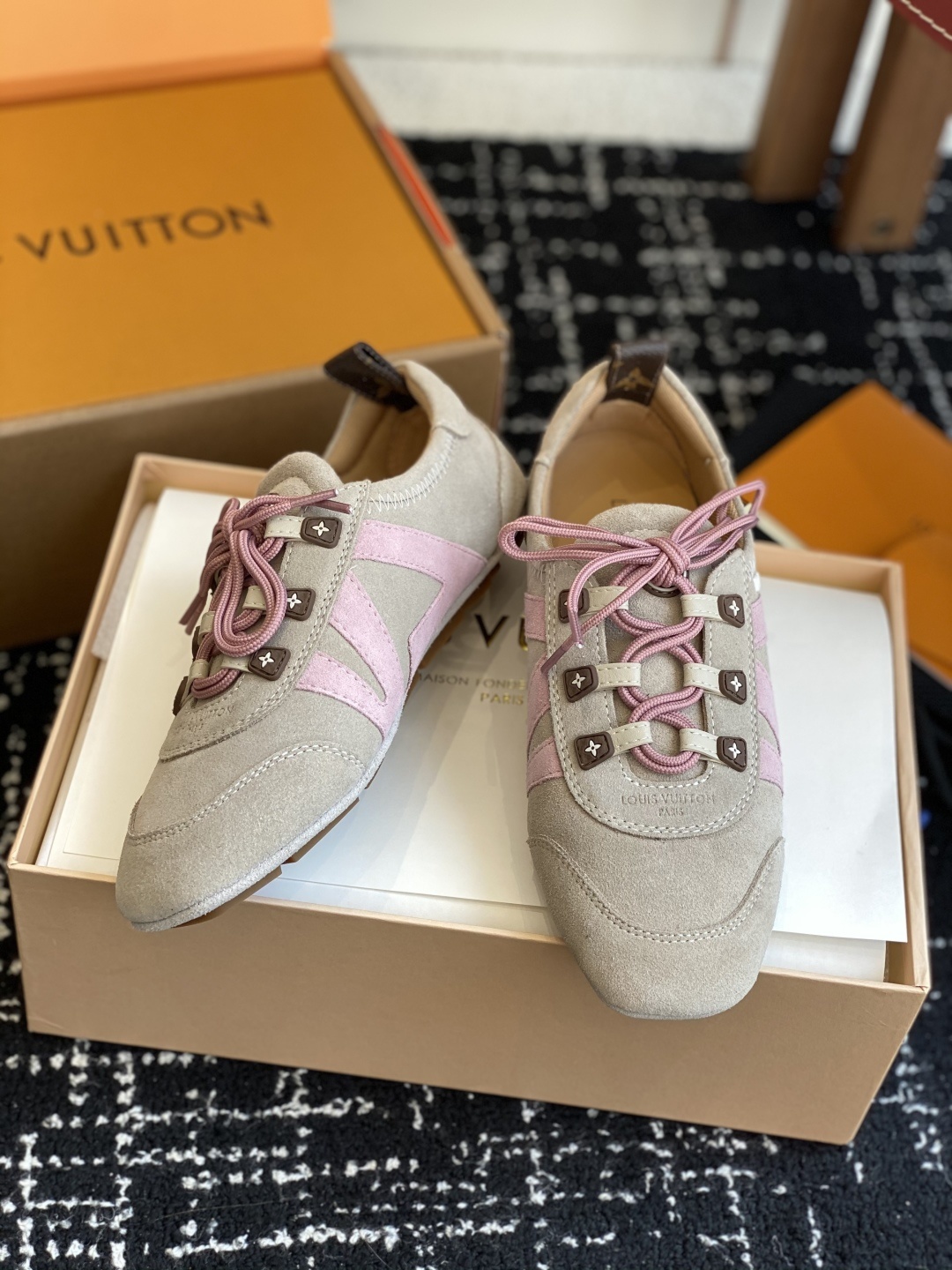 代购级(官网同步✈️盒包装)
Louis Vuitton路易威登驴牌春夏Sneakerina系列 芭蕾运