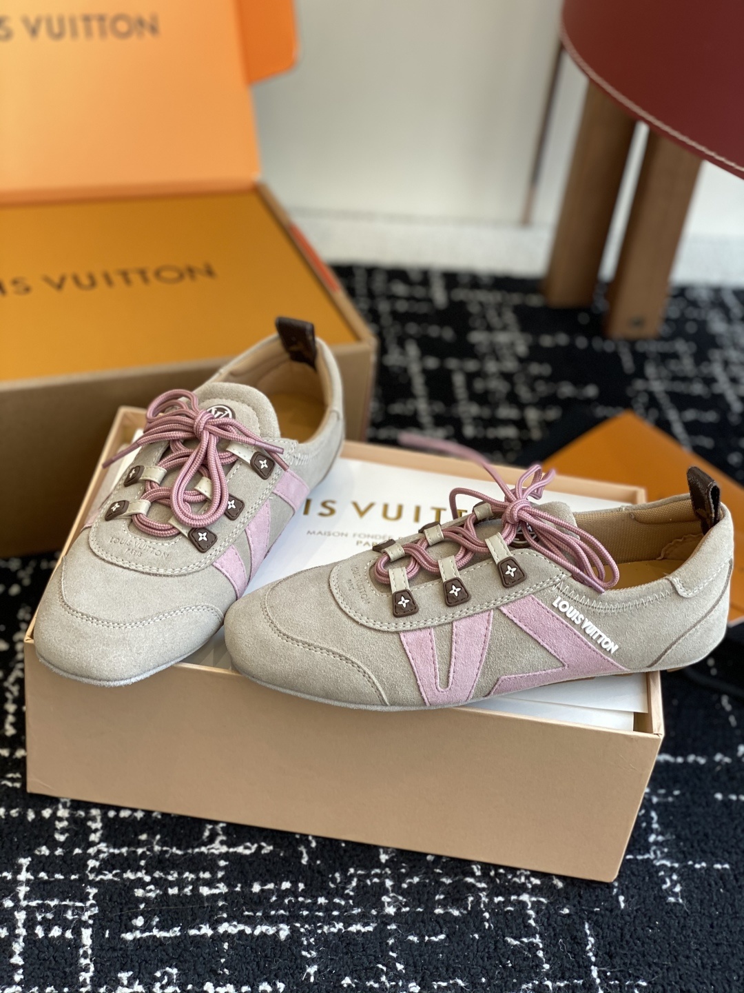 代购级(官网同步✈️盒包装)
Louis Vuitton路易威登驴牌春夏Sneakerina系列 芭蕾运