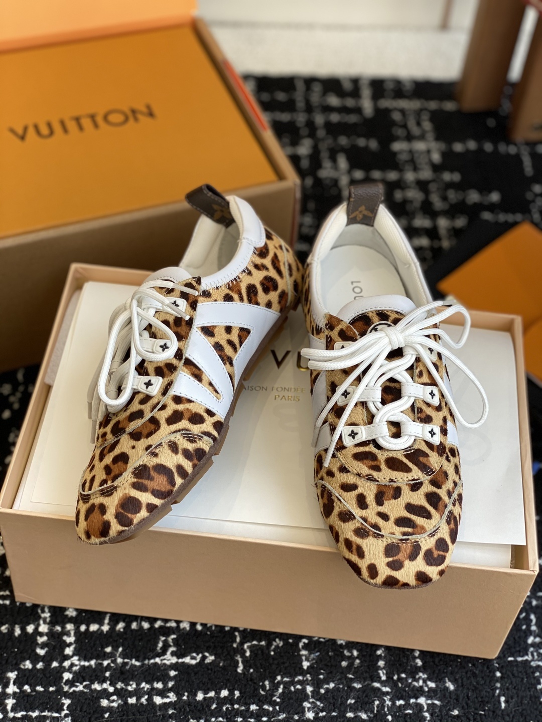 代购级(官网同步✈️盒包装)
Louis Vuitton路易威登驴牌春夏Sneakerina系列 芭蕾运