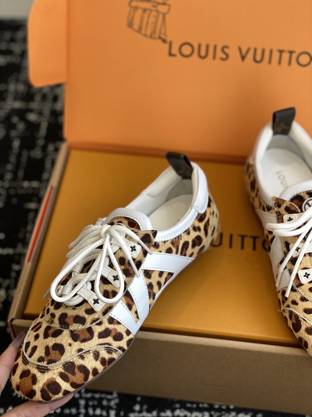 代购级(官网同步✈️盒包装)
Louis Vuitton路易威登驴牌春夏Sneakerina系列 芭蕾运