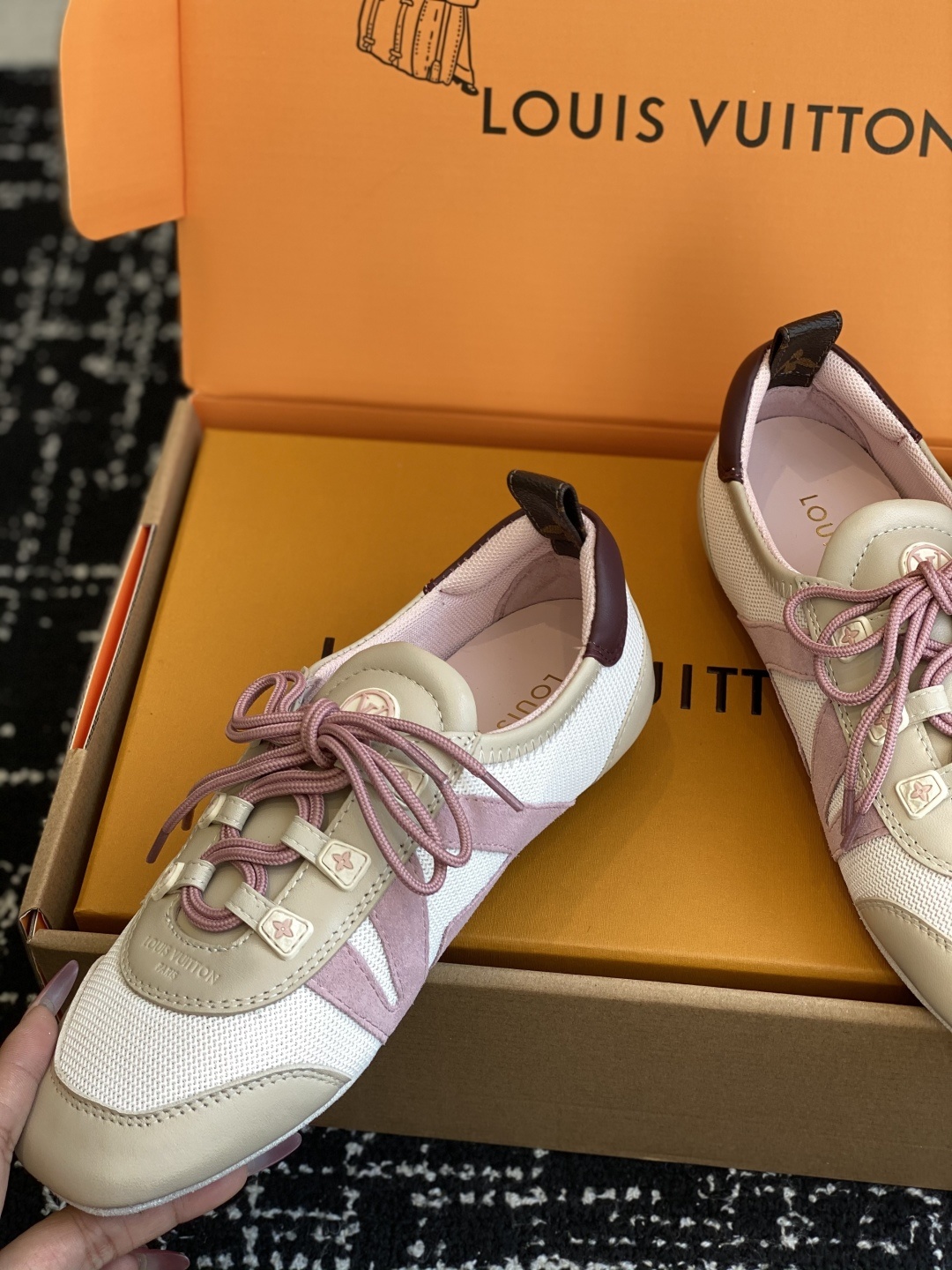 代购级(官网同步✈️盒包装)
Louis Vuitton路易威登驴牌春夏Sneakerina系列 芭蕾运