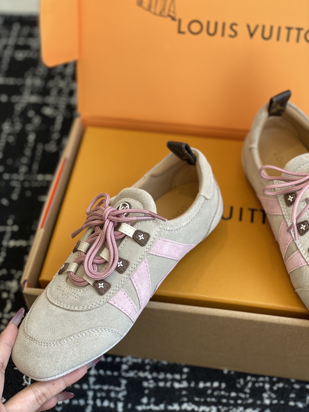 代购级(官网同步✈️盒包装)
Louis Vuitton路易威登驴牌春夏Sneakerina系列 芭蕾运