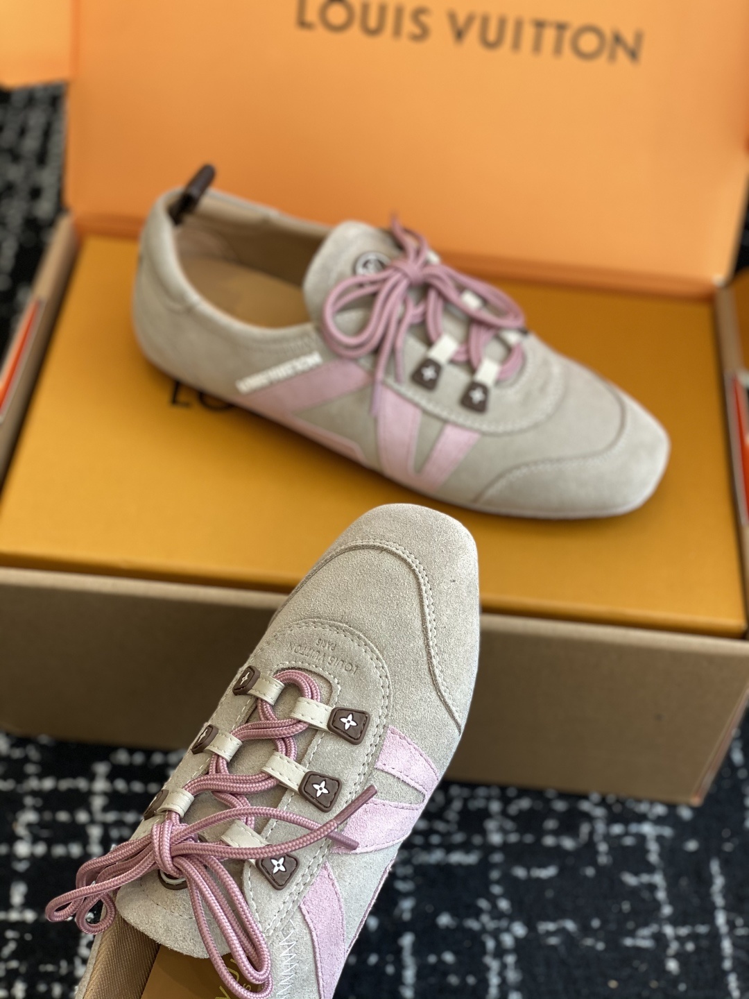 代购级(官网同步✈️盒包装)
Louis Vuitton路易威登驴牌春夏Sneakerina系列 芭蕾运