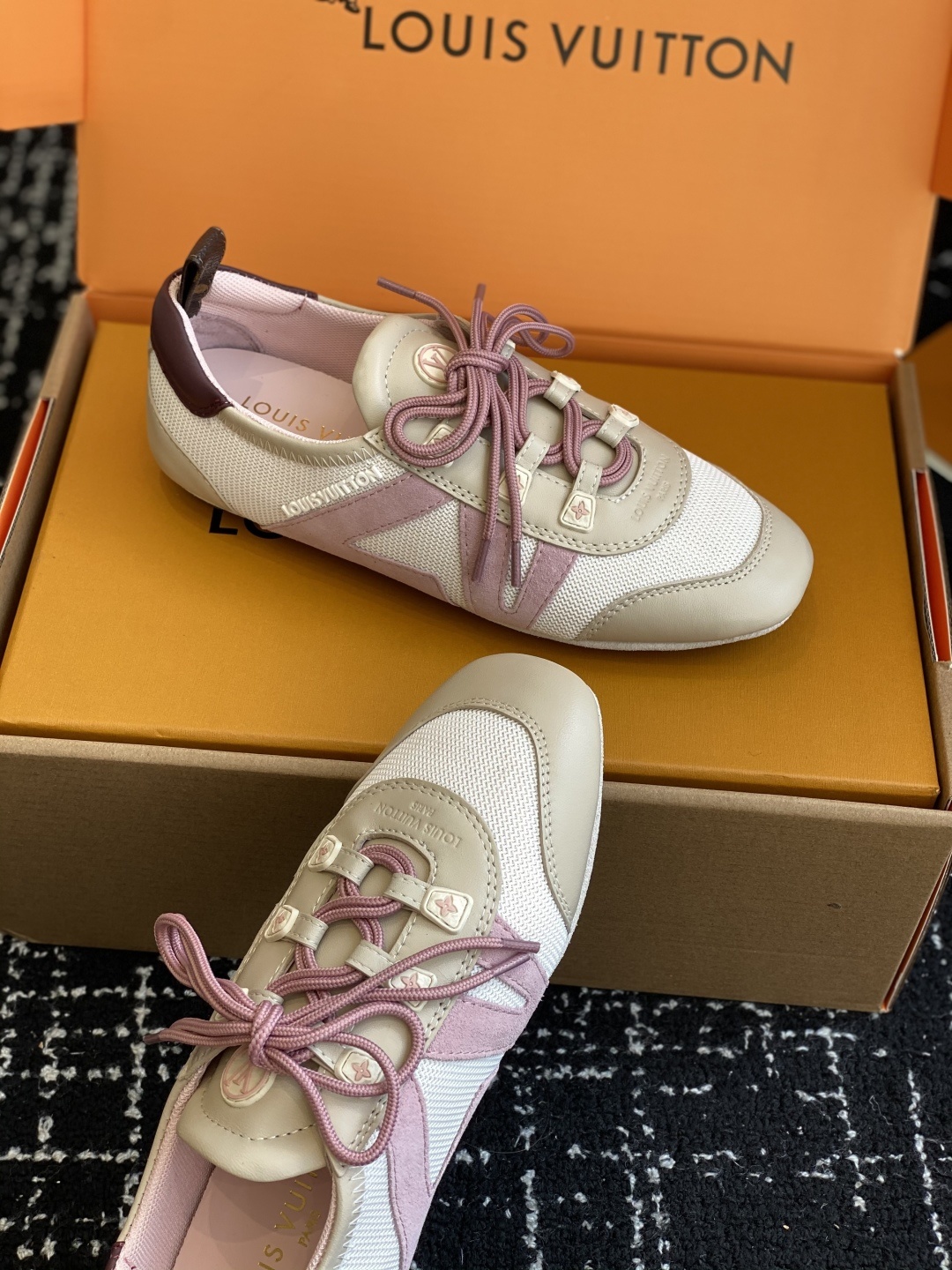 代购级(官网同步✈️盒包装)
Louis Vuitton路易威登驴牌春夏Sneakerina系列 芭蕾运