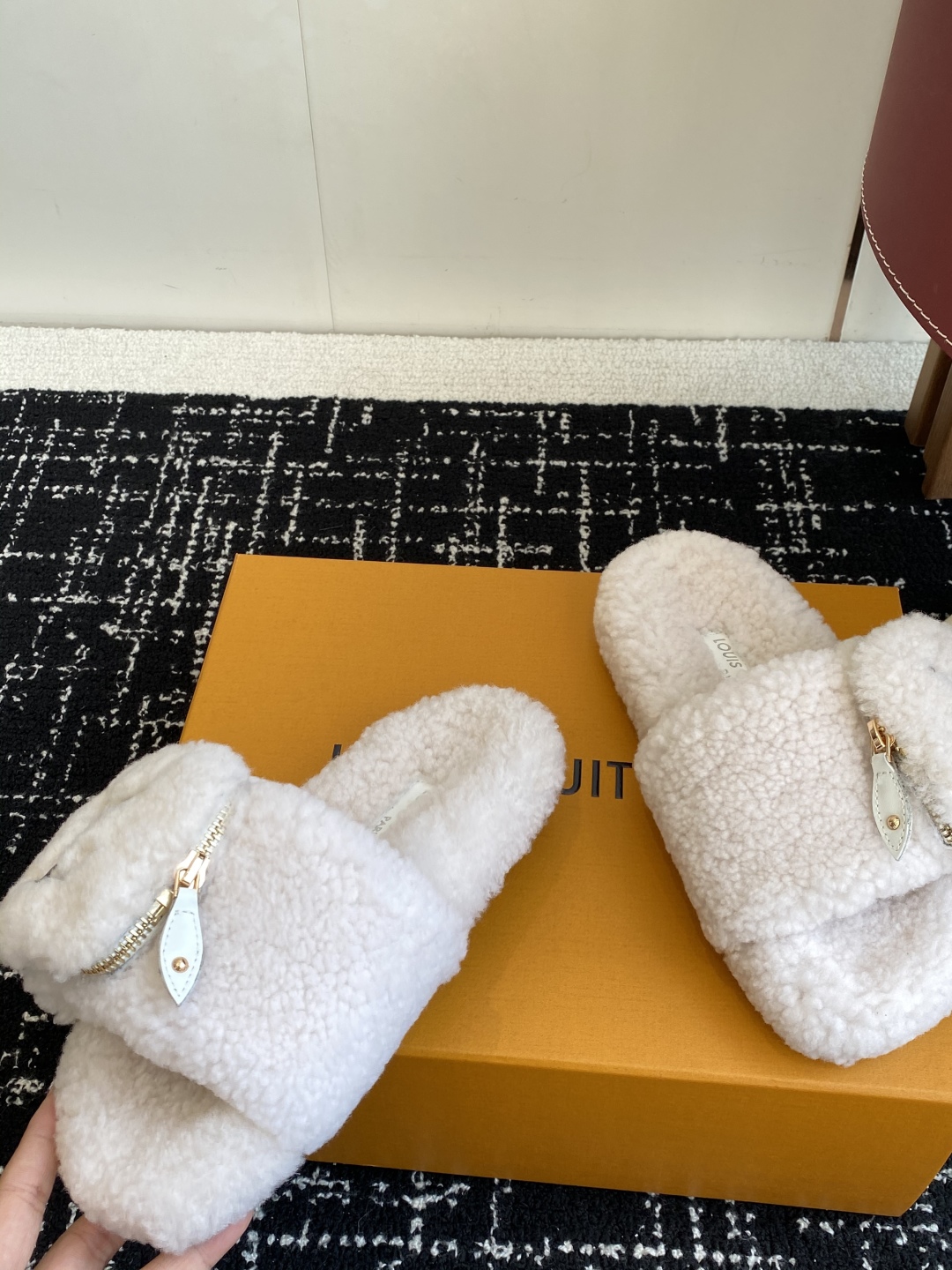 代购级
louis vuitton ss 25new arrival～ L家 25秋冬平底羊毛拖鞋新品
