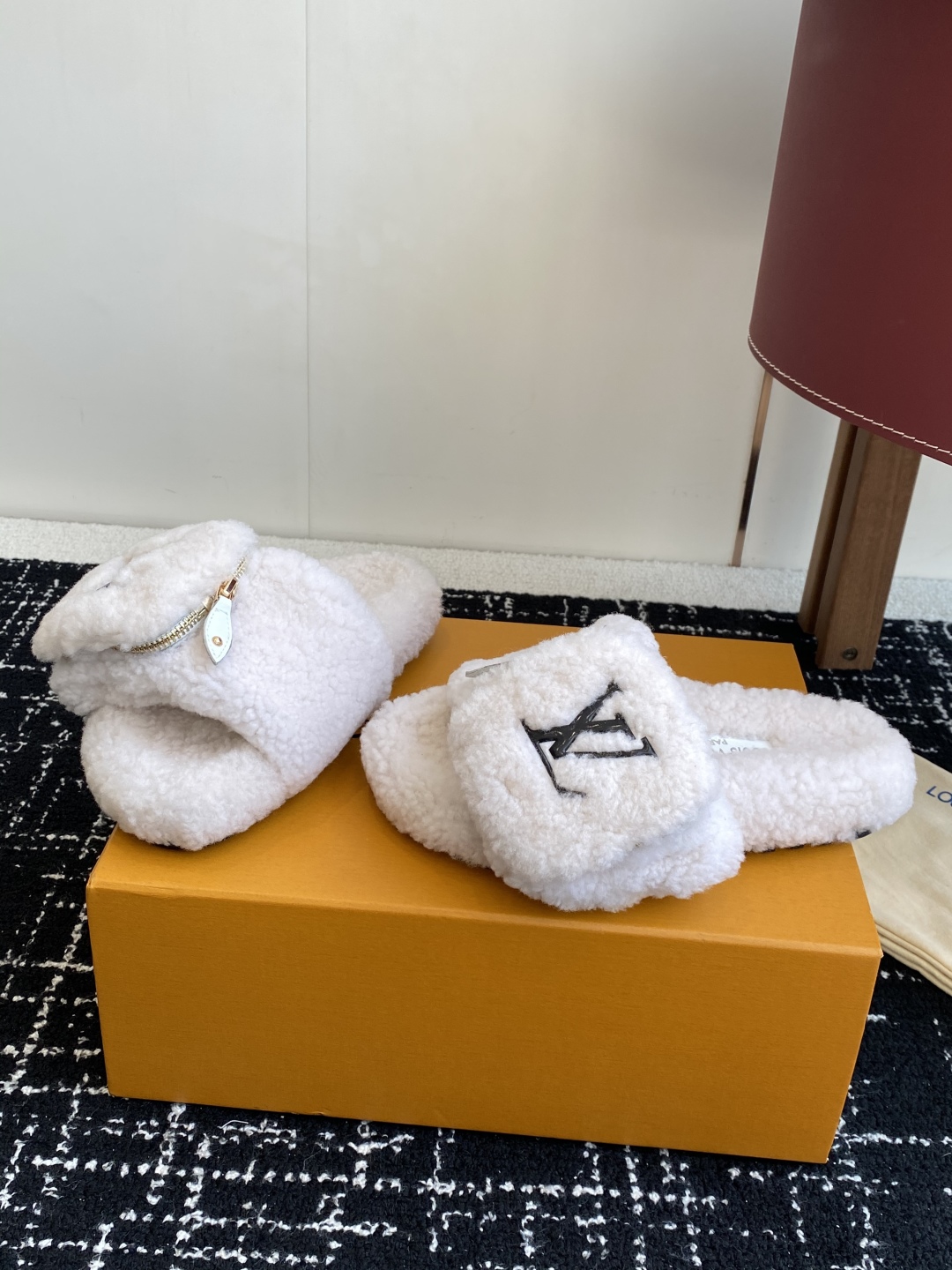 代购级
louis vuitton ss 25new arrival～ L家 25秋冬平底羊毛拖鞋新品
