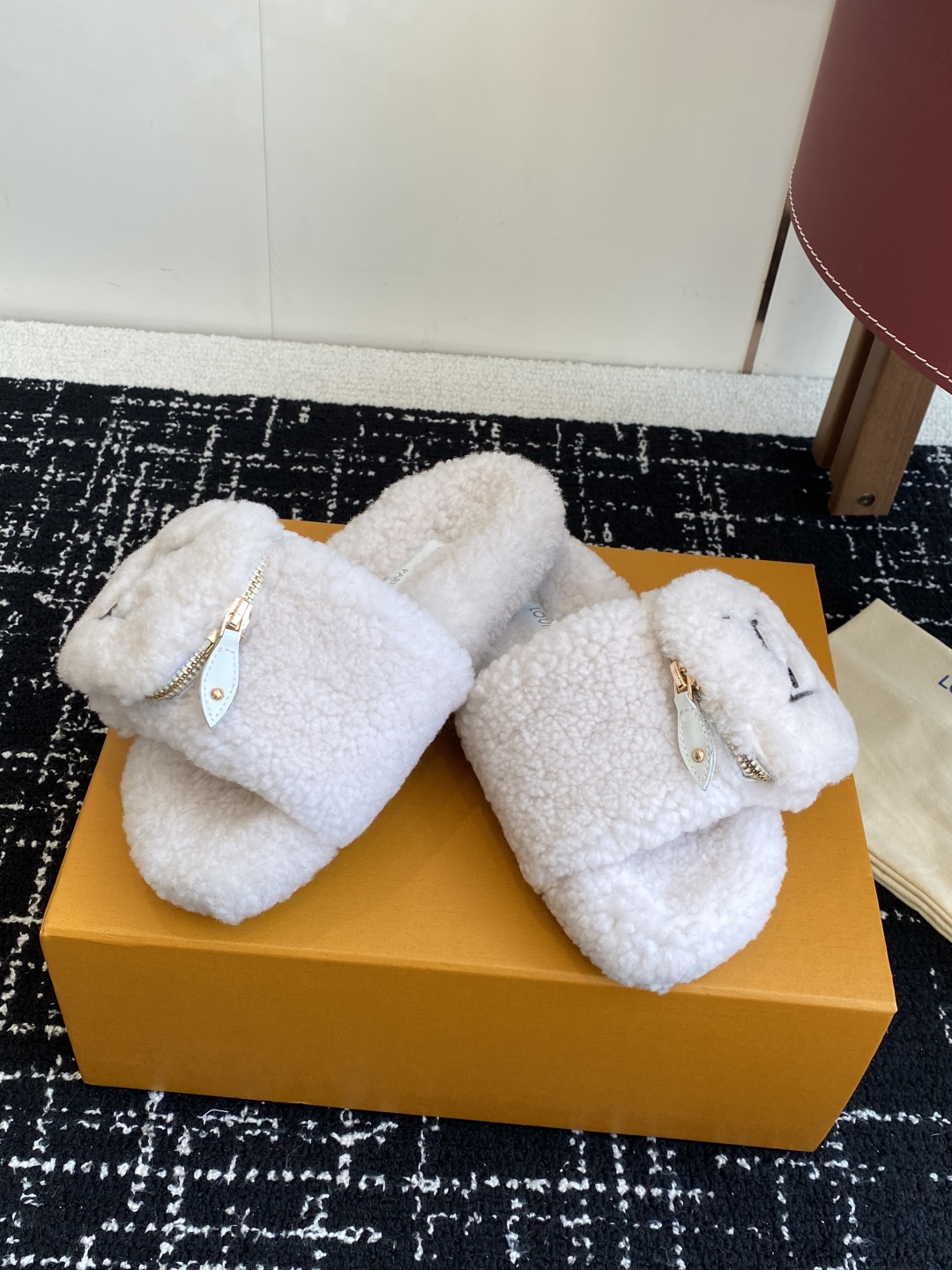 代购级
louis vuitton ss 25new arrival～ L家 25秋冬平底羊毛拖鞋新品
