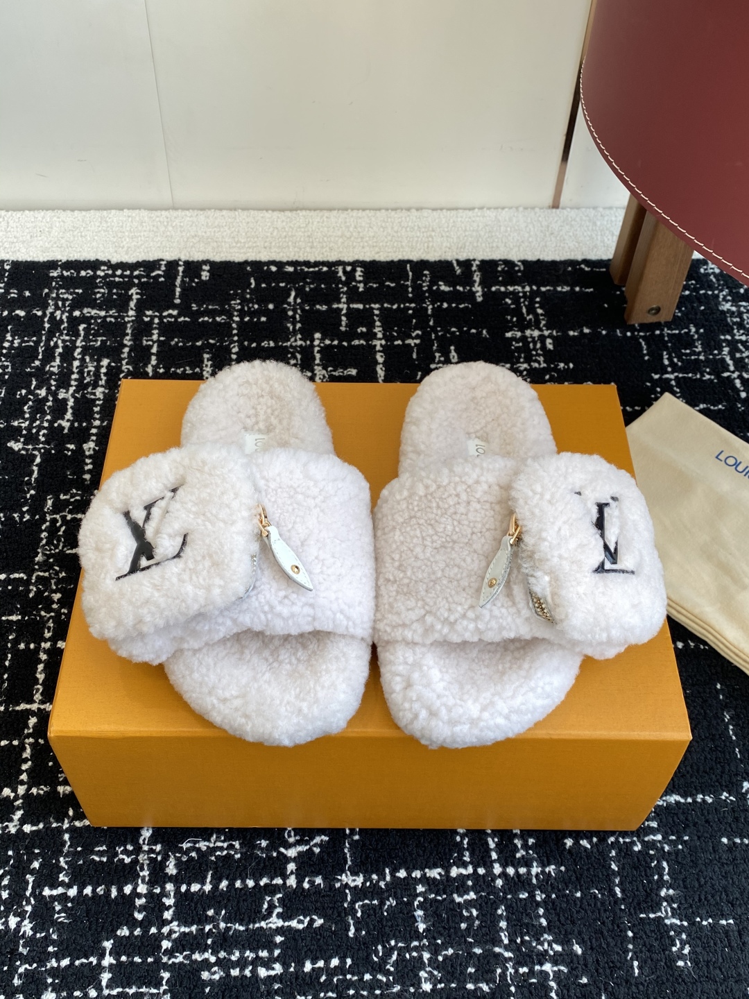 代购级
louis vuitton ss 25new arrival～ L家 25秋冬平底羊毛拖鞋新品
