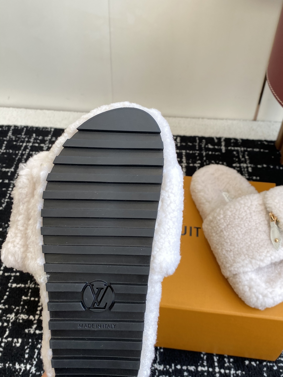 代购级
louis vuitton ss 25new arrival～ L家 25秋冬平底羊毛拖鞋新品
