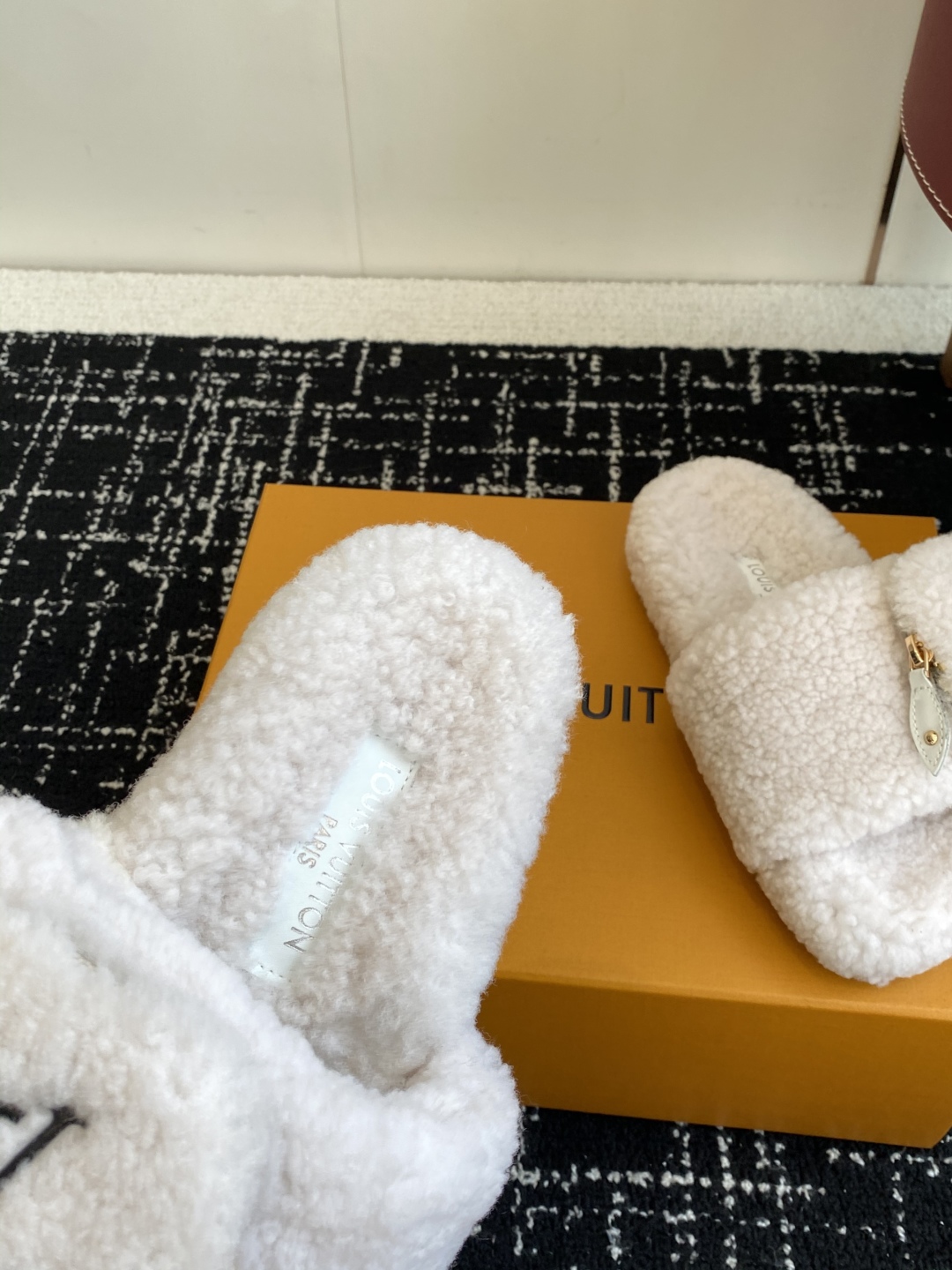 代购级
louis vuitton ss 25new arrival～ L家 25秋冬平底羊毛拖鞋新品
