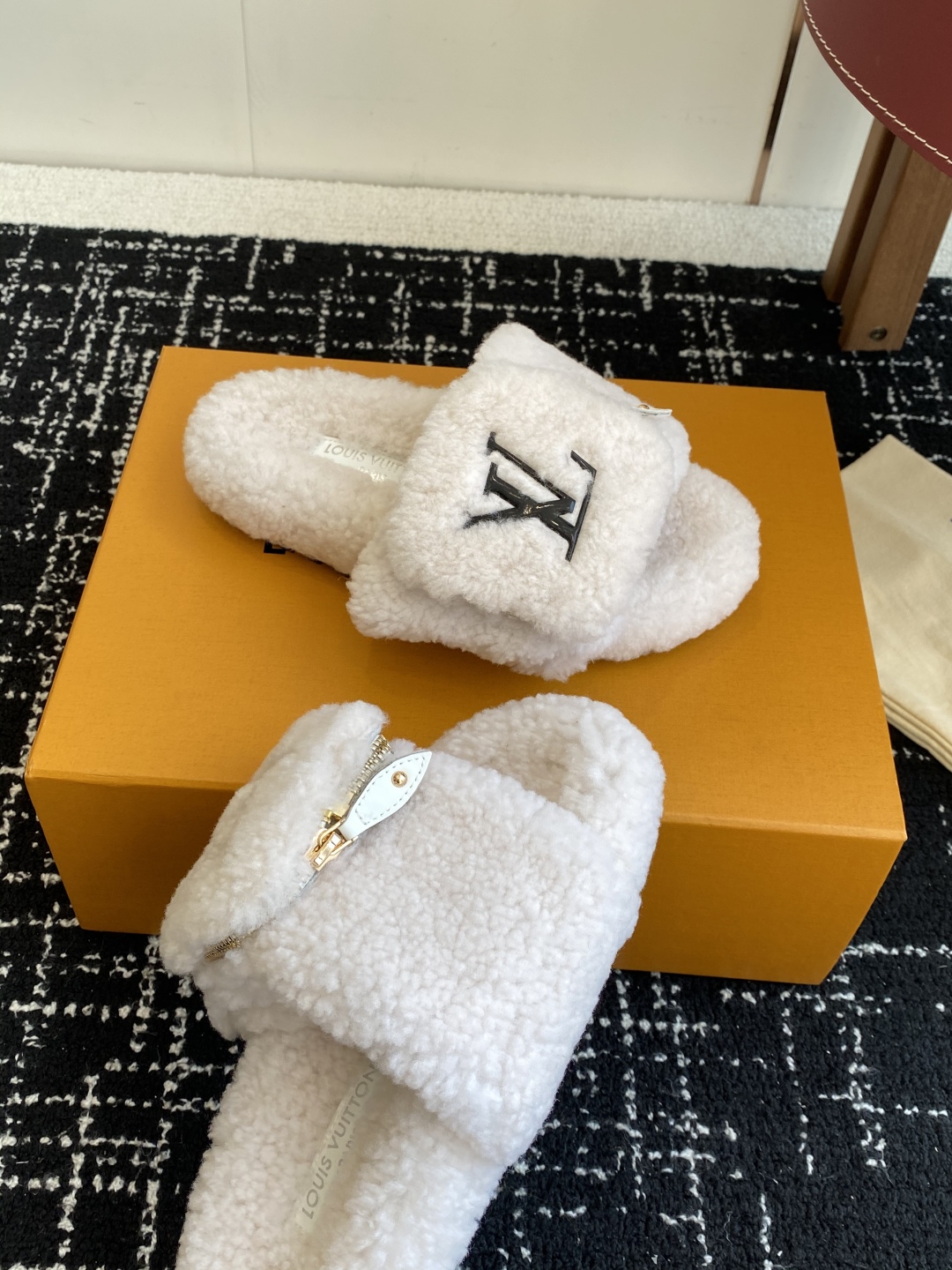 代购级
louis vuitton ss 25new arrival～ L家 25秋冬平底羊毛拖鞋新品
