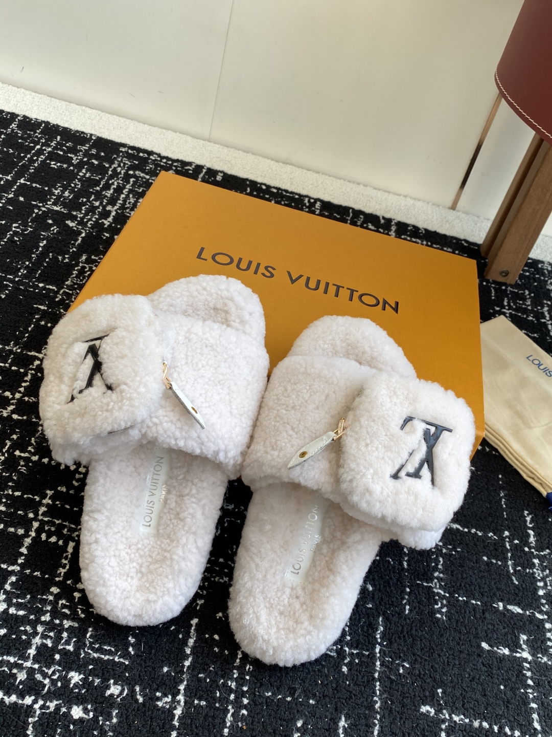 代购级
louis vuitton ss 25new arrival～ L家 25秋冬平底羊毛拖鞋新品
