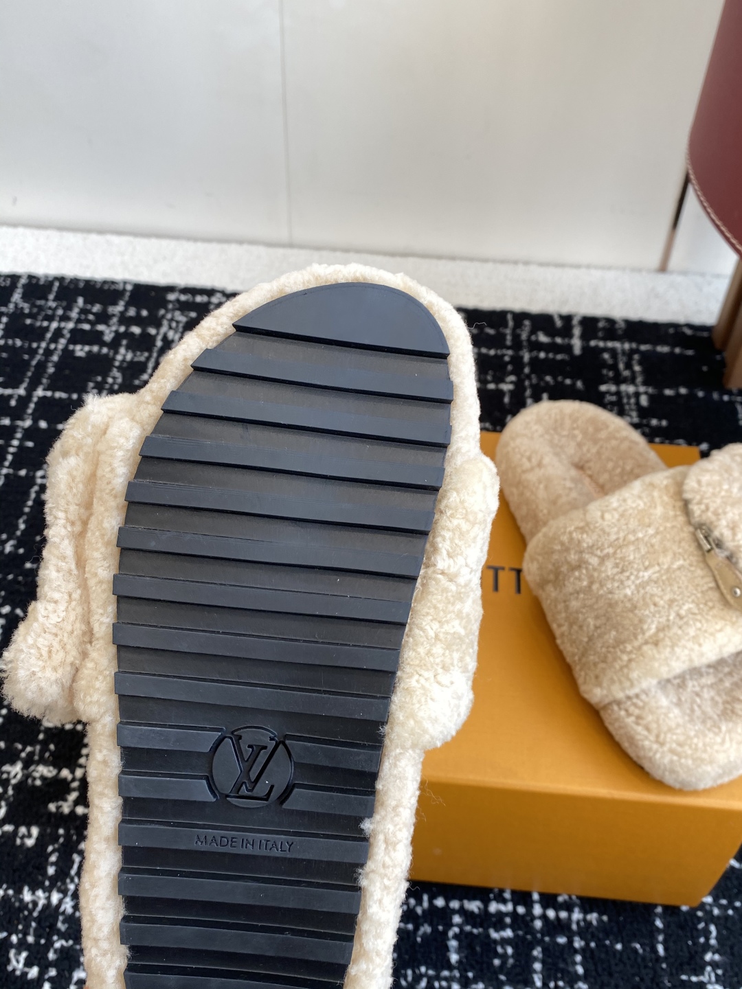 代购级
louis vuitton ss 25new arrival～ L家 25秋冬平底羊毛拖鞋新品
