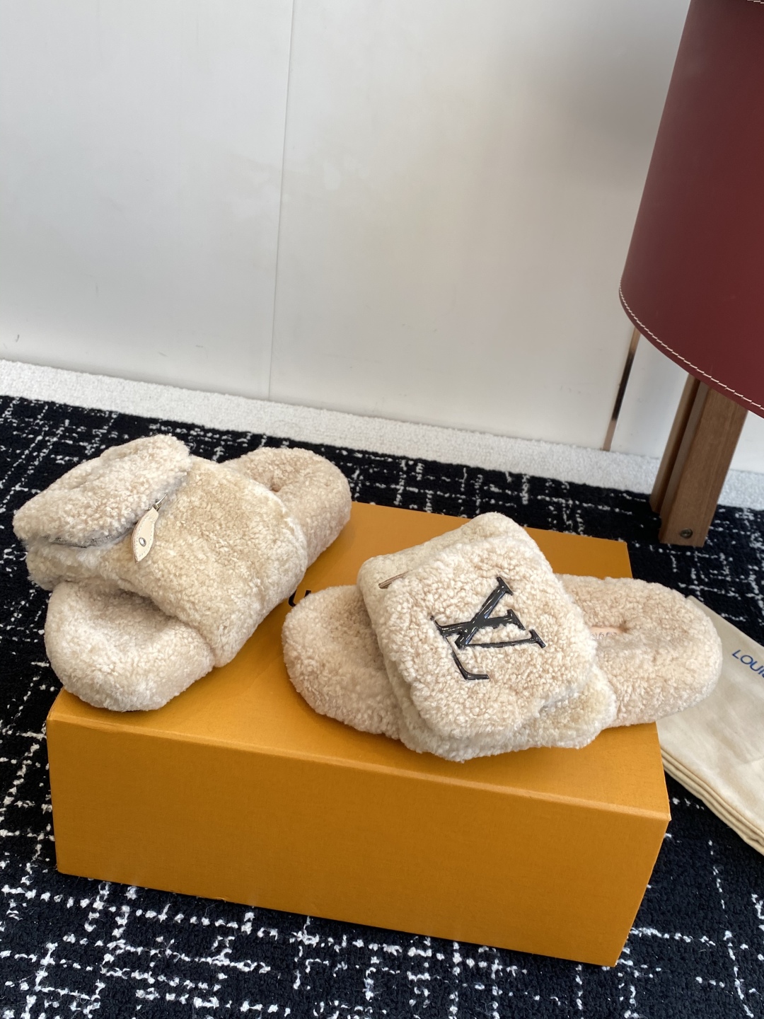 代购级
louis vuitton ss 25new arrival～ L家 25秋冬平底羊毛拖鞋新品
