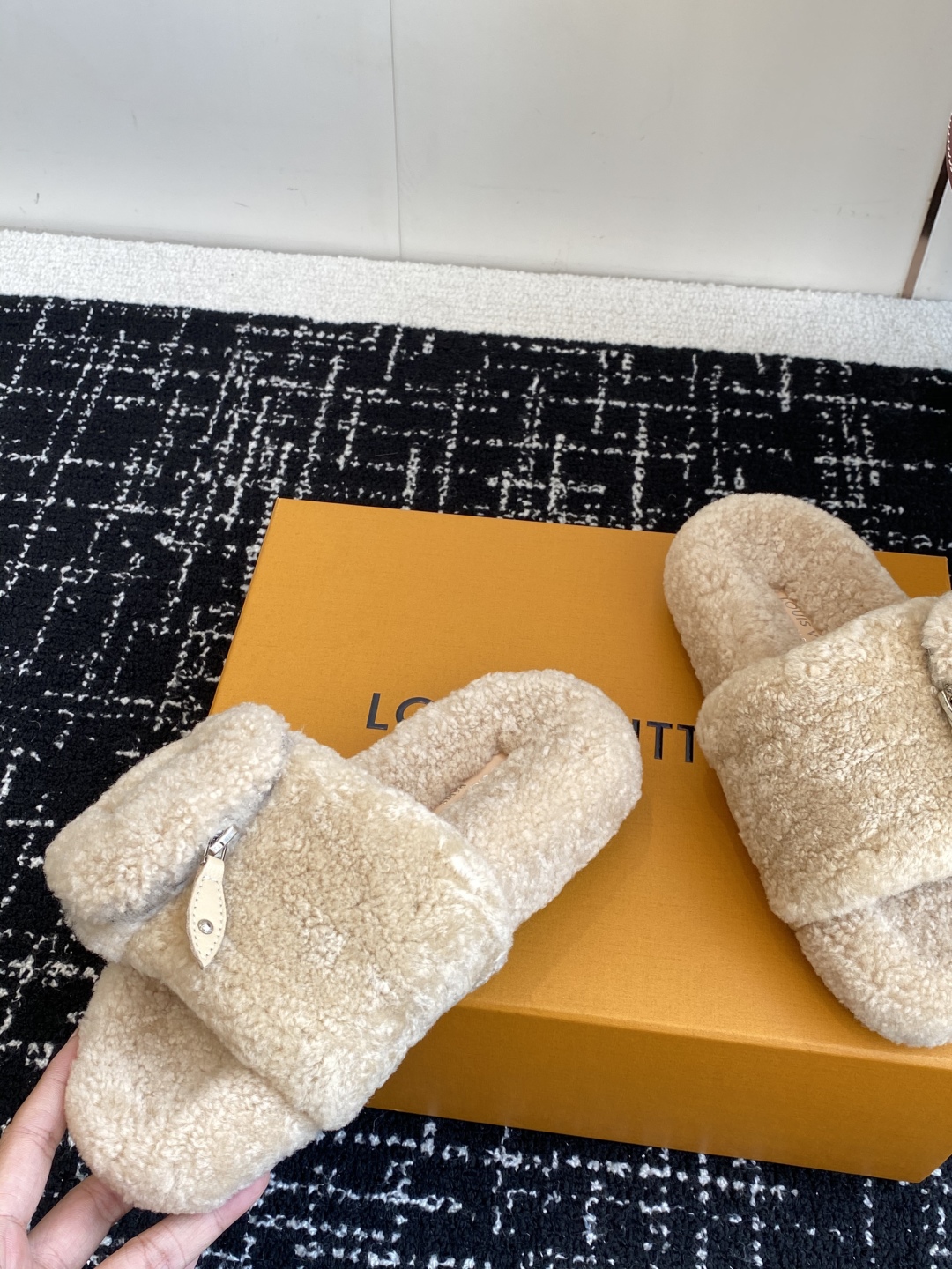 代购级
louis vuitton ss 25new arrival～ L家 25秋冬平底羊毛拖鞋新品
