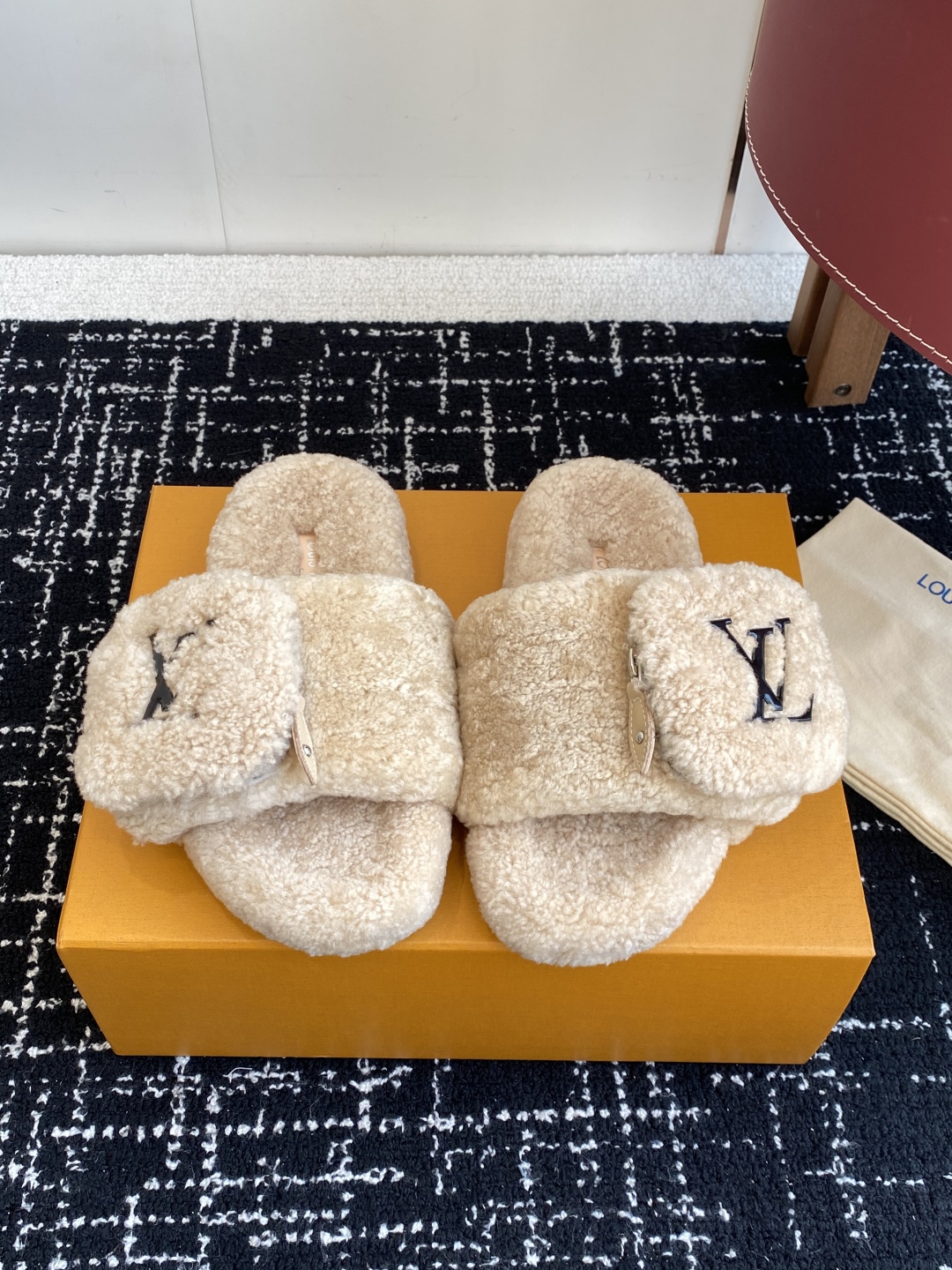 代购级
louis vuitton ss 25new arrival～ L家 25秋冬平底羊毛拖鞋新品
