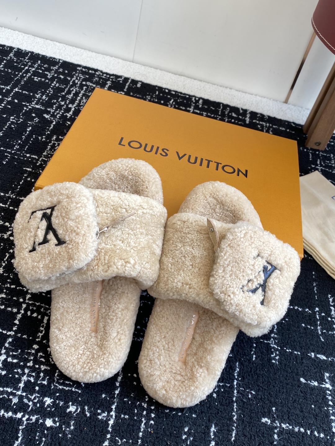 代购级
louis vuitton ss 25new arrival～ L家 25秋冬平底羊毛拖鞋新品
