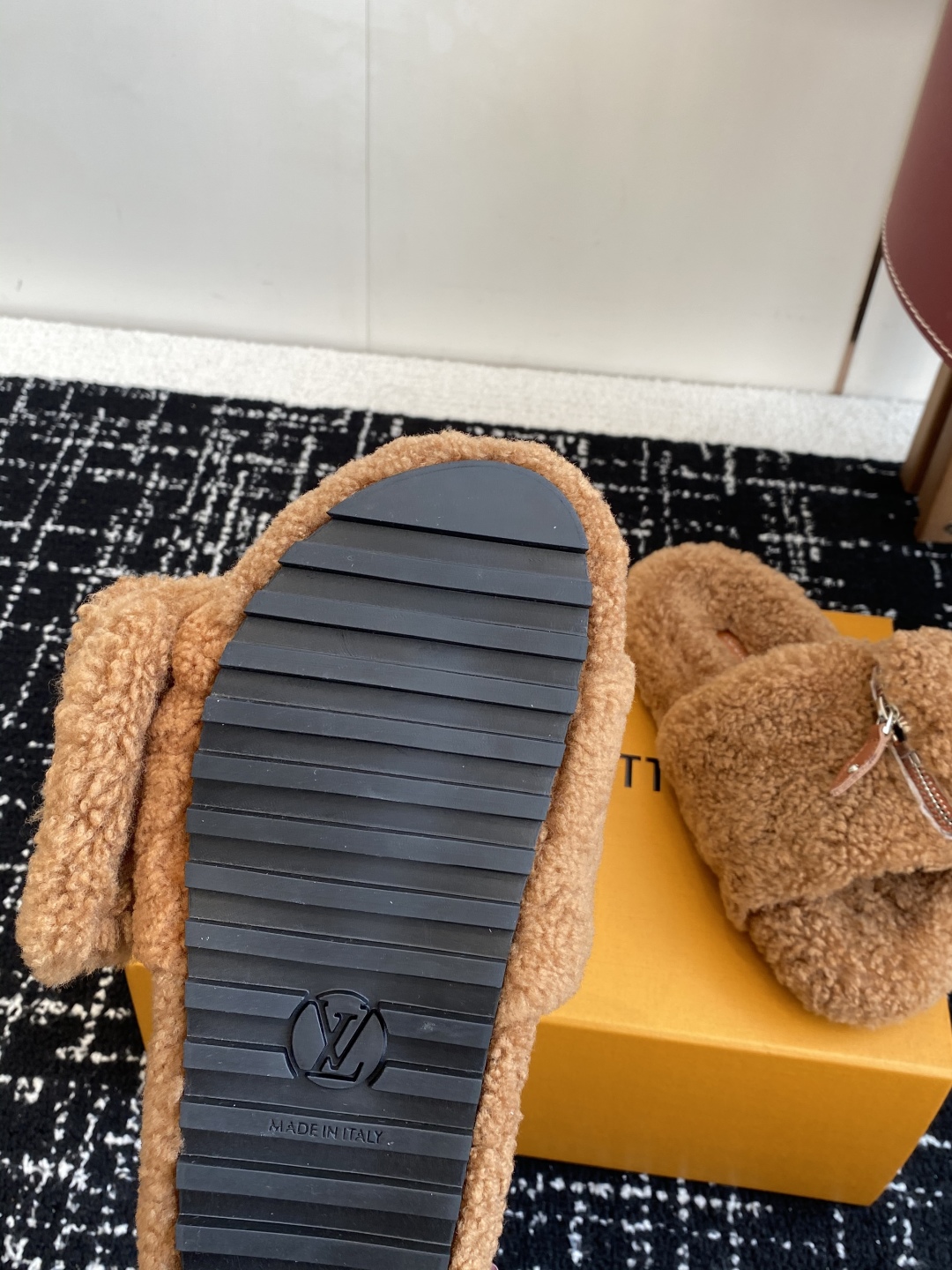 代购级
louis vuitton ss 25new arrival～ L家 25秋冬平底羊毛拖鞋新品
