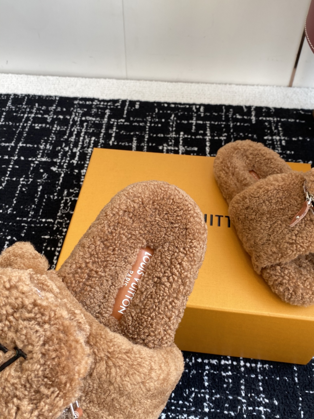 代购级
louis vuitton ss 25new arrival～ L家 25秋冬平底羊毛拖鞋新品
