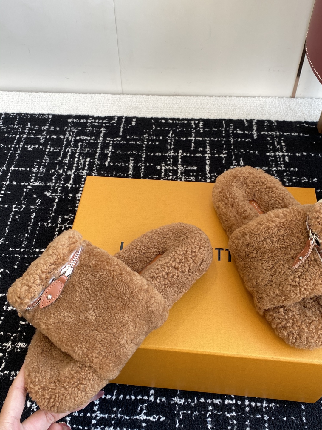 代购级
louis vuitton ss 25new arrival～ L家 25秋冬平底羊毛拖鞋新品
