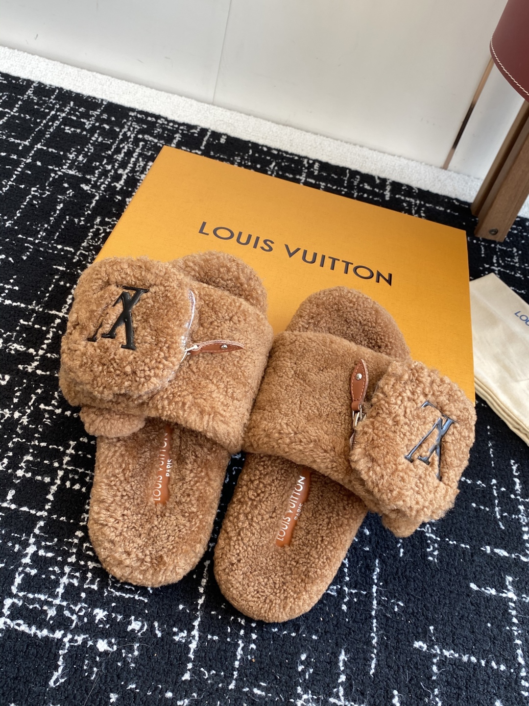 代购级
louis vuitton ss 25new arrival～ L家 25秋冬平底羊毛拖鞋新品
