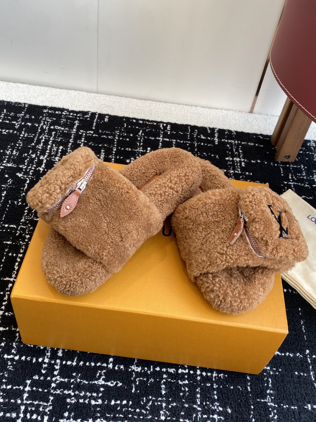 代购级
louis vuitton ss 25new arrival～ L家 25秋冬平底羊毛拖鞋新品
