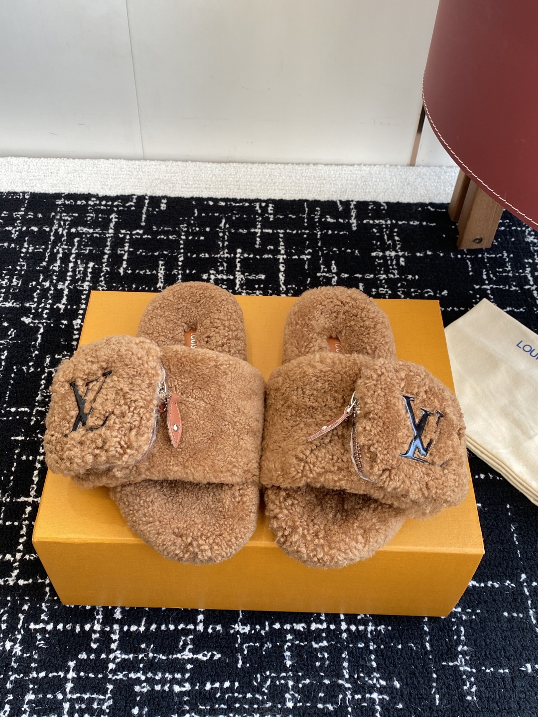 代购级
louis vuitton ss 25new arrival～ L家 25秋冬平底羊毛拖鞋新品

