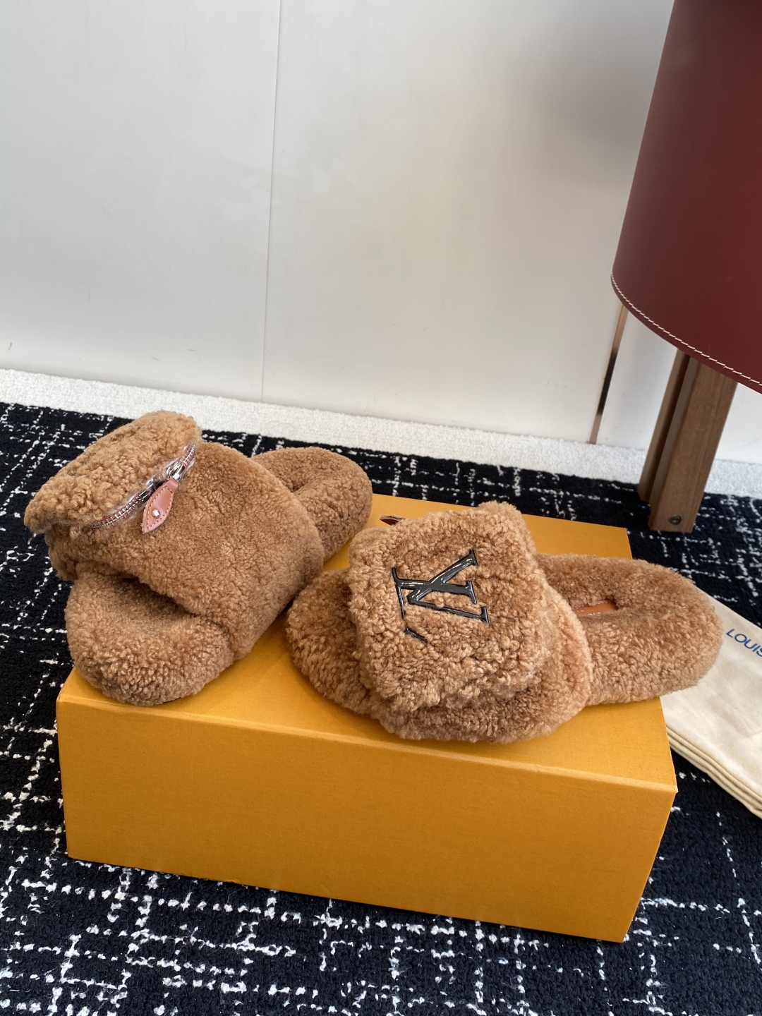 代购级
louis vuitton ss 25new arrival～ L家 25秋冬平底羊毛拖鞋新品
