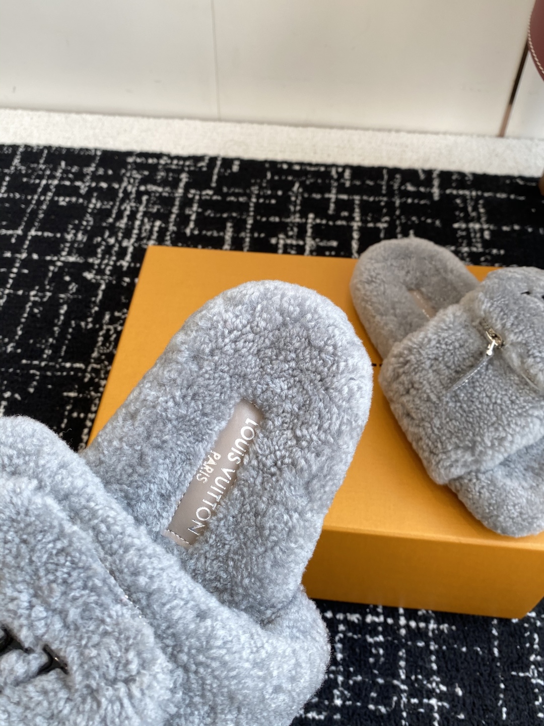 代购级
louis vuitton ss 25new arrival～ L家 25秋冬平底羊毛拖鞋新品
