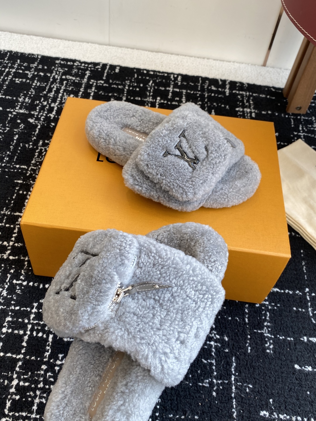 代购级
louis vuitton ss 25new arrival～ L家 25秋冬平底羊毛拖鞋新品
