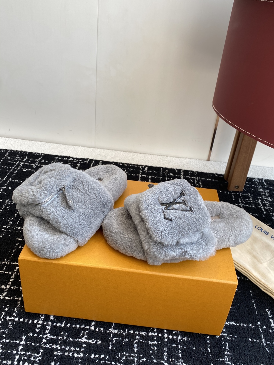 代购级
louis vuitton ss 25new arrival～ L家 25秋冬平底羊毛拖鞋新品
