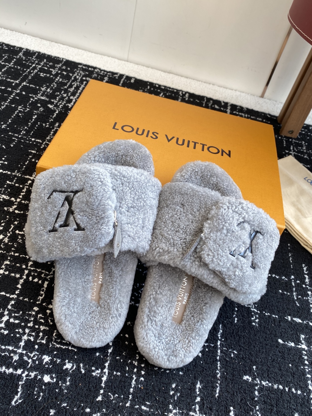 代购级
louis vuitton ss 25new arrival～ L家 25秋冬平底羊毛拖鞋新品
