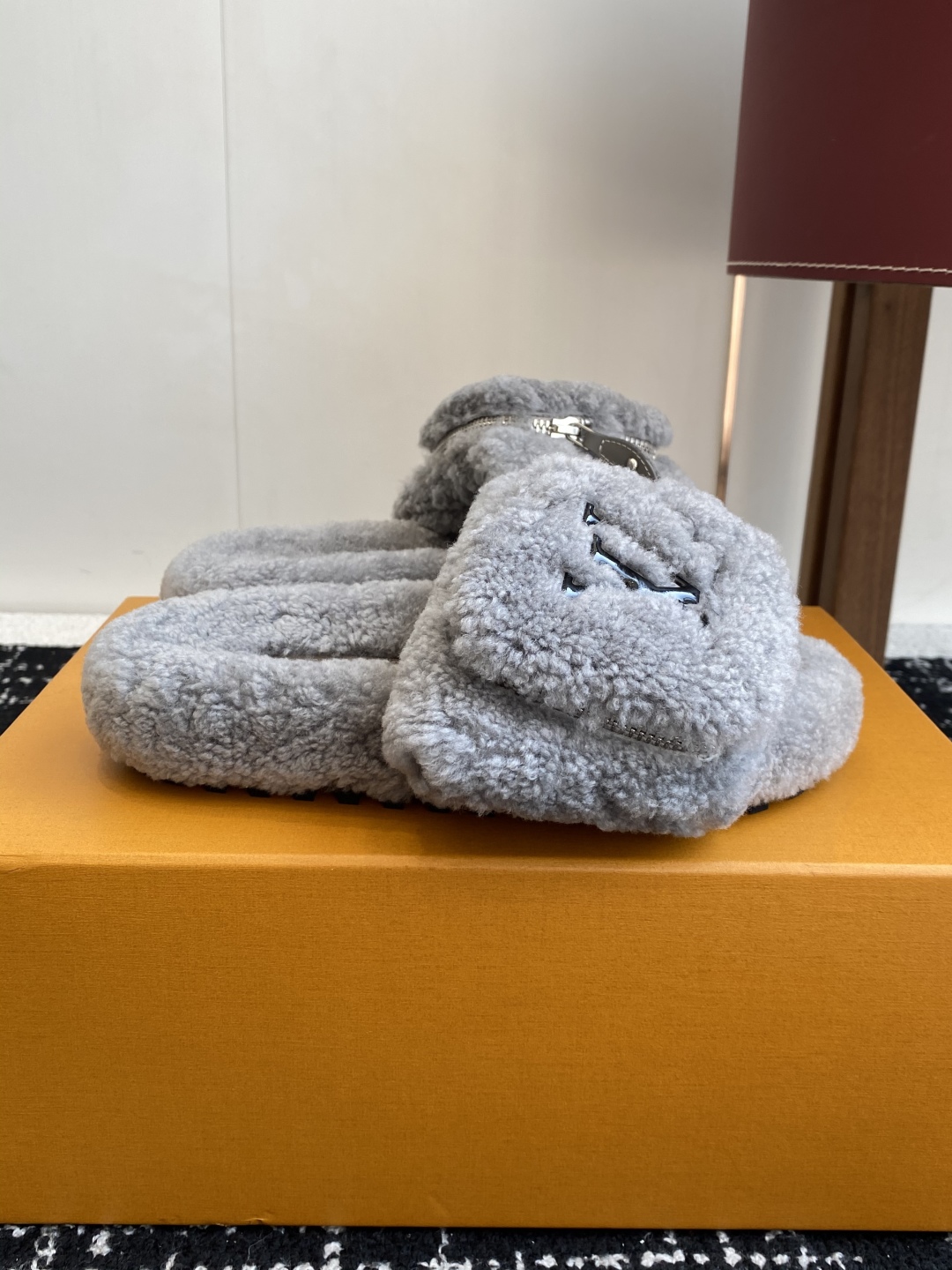 代购级
louis vuitton ss 25new arrival～ L家 25秋冬平底羊毛拖鞋新品
