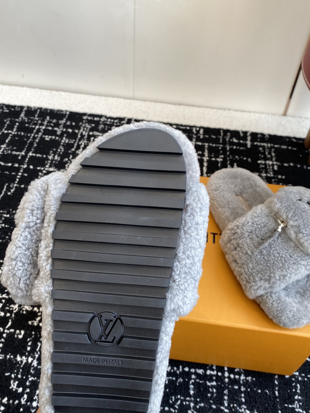 代购级
louis vuitton ss 25new arrival～ L家 25秋冬平底羊毛拖鞋新品
