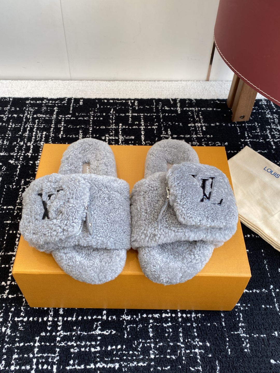 代购级
louis vuitton ss 25new arrival～ L家 25秋冬平底羊毛拖鞋新品
