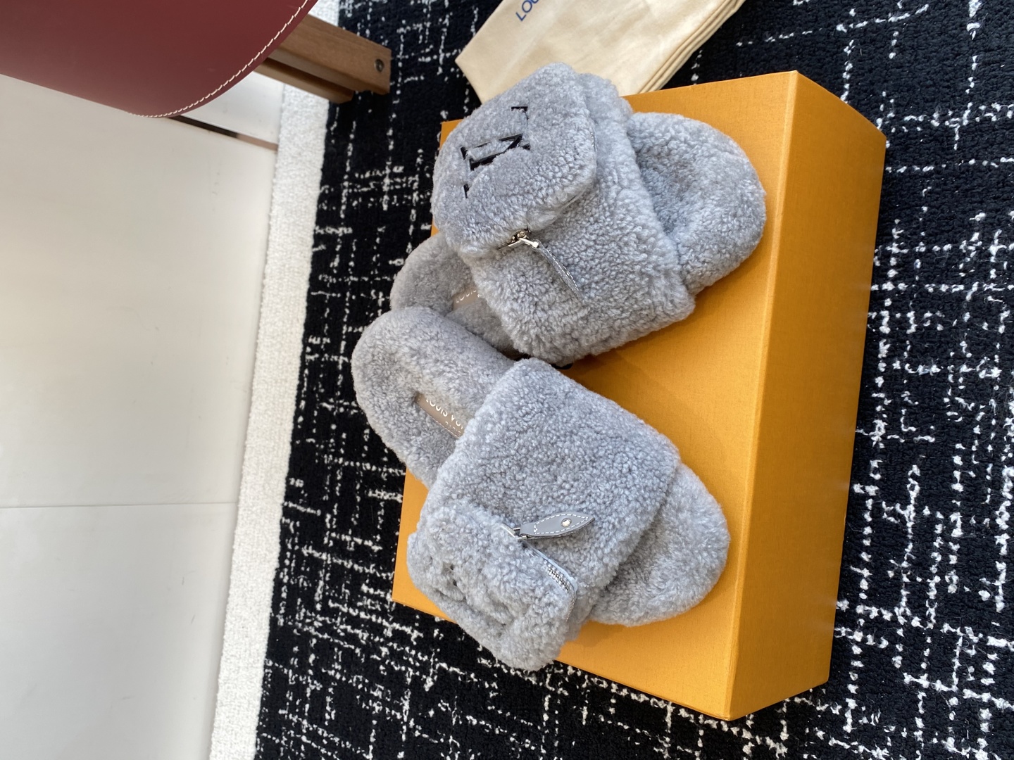 代购级
louis vuitton ss 25new arrival～ L家 25秋冬平底羊毛拖鞋新品
