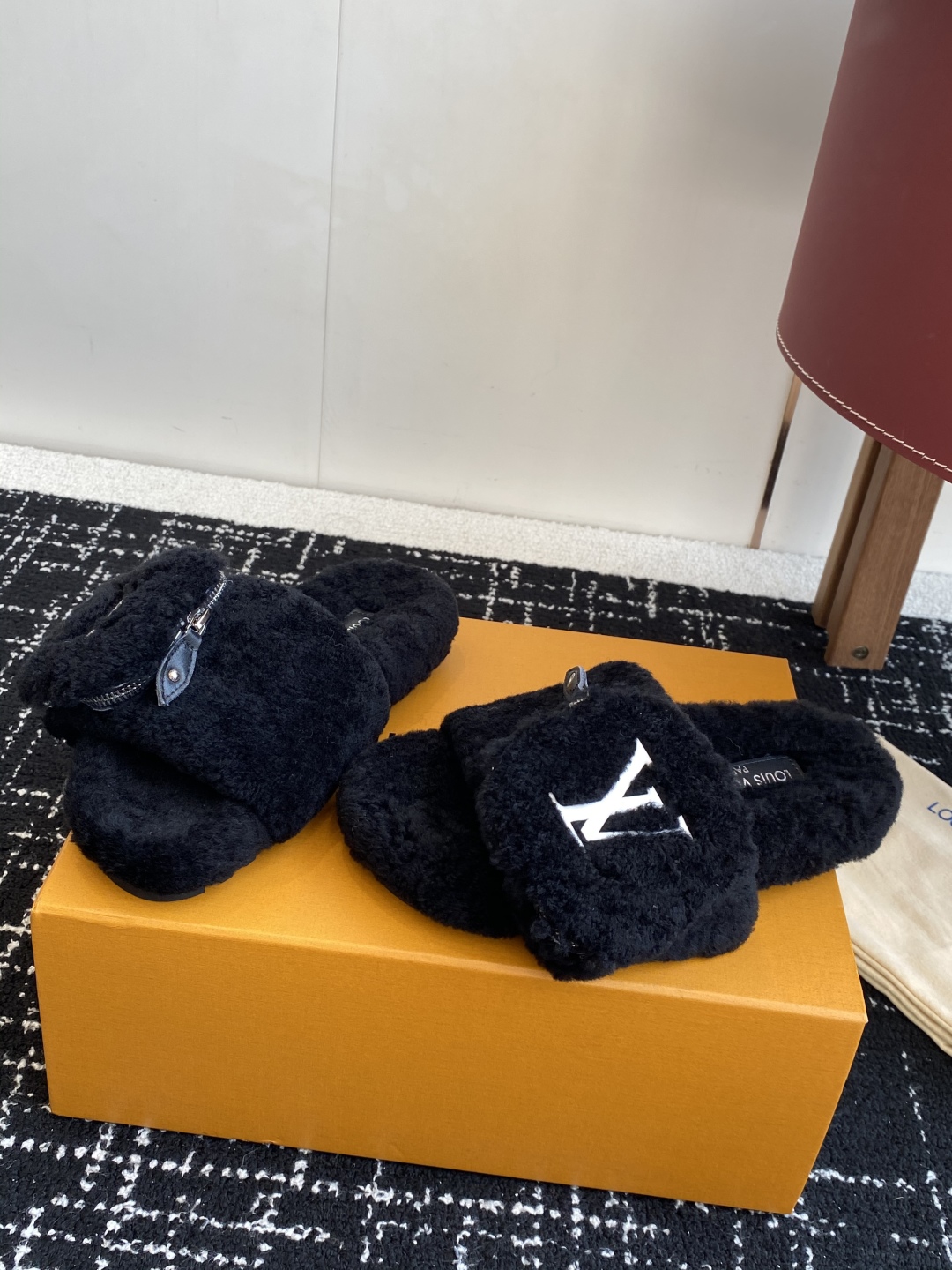 代购级
louis vuitton ss 25new arrival～ L家 25秋冬平底羊毛拖鞋新品
