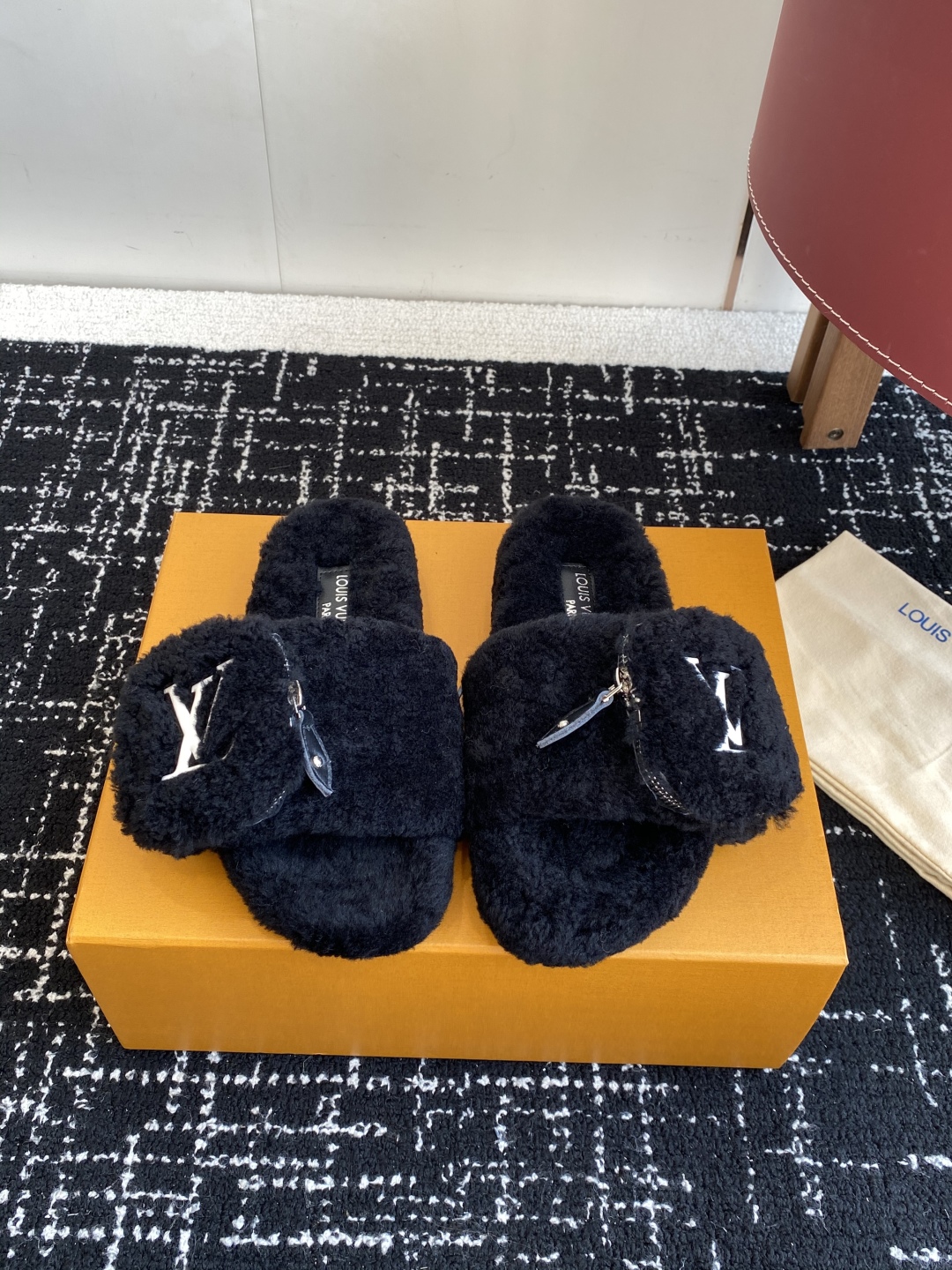 代购级
louis vuitton ss 25new arrival～ L家 25秋冬平底羊毛拖鞋新品

