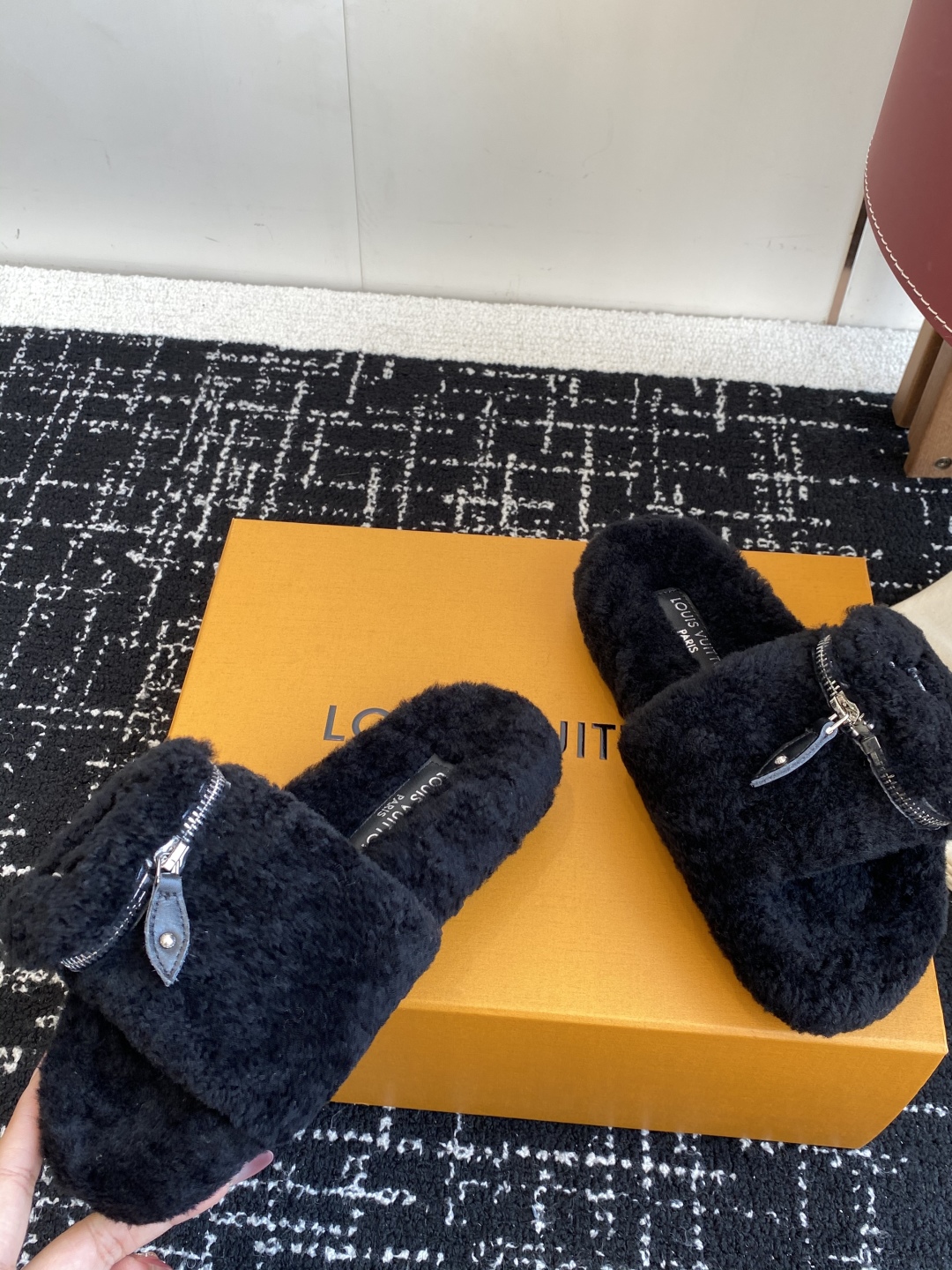 代购级
louis vuitton ss 25new arrival～ L家 25秋冬平底羊毛拖鞋新品
