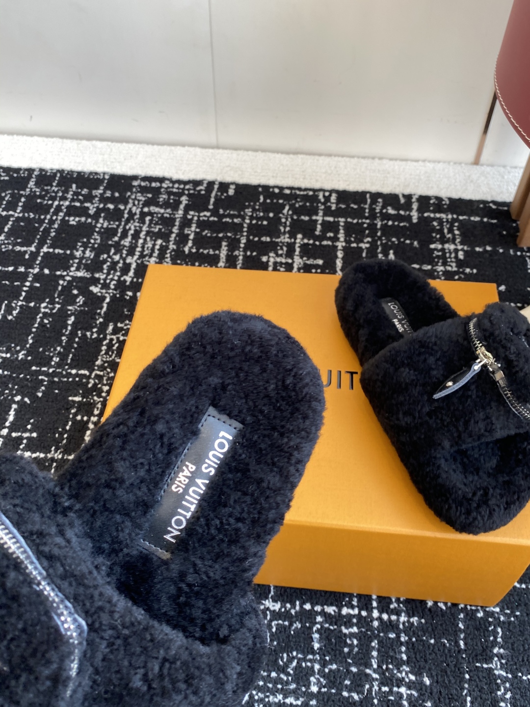 代购级
louis vuitton ss 25new arrival～ L家 25秋冬平底羊毛拖鞋新品

