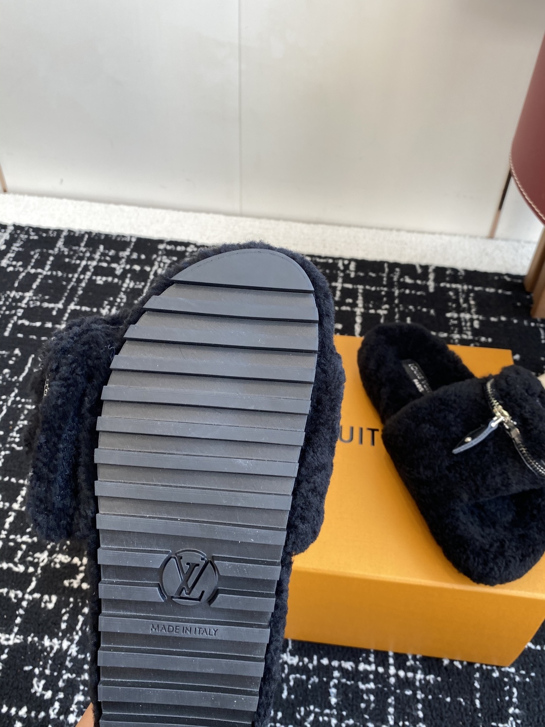 代购级
louis vuitton ss 25new arrival～ L家 25秋冬平底羊毛拖鞋新品
