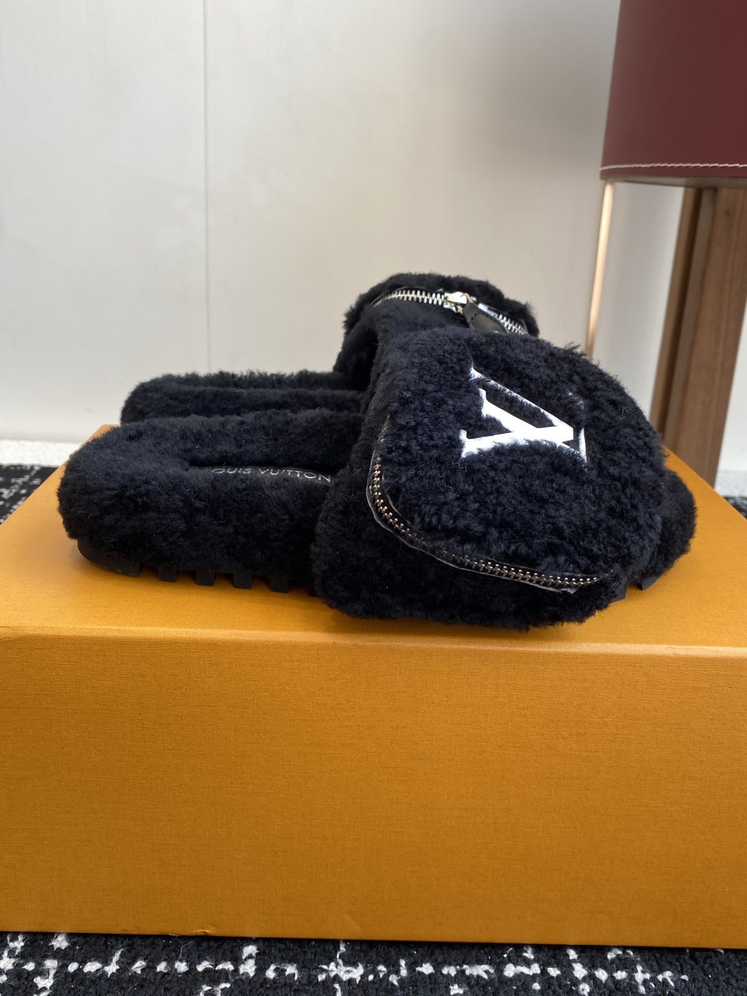 代购级
louis vuitton ss 25new arrival～ L家 25秋冬平底羊毛拖鞋新品
