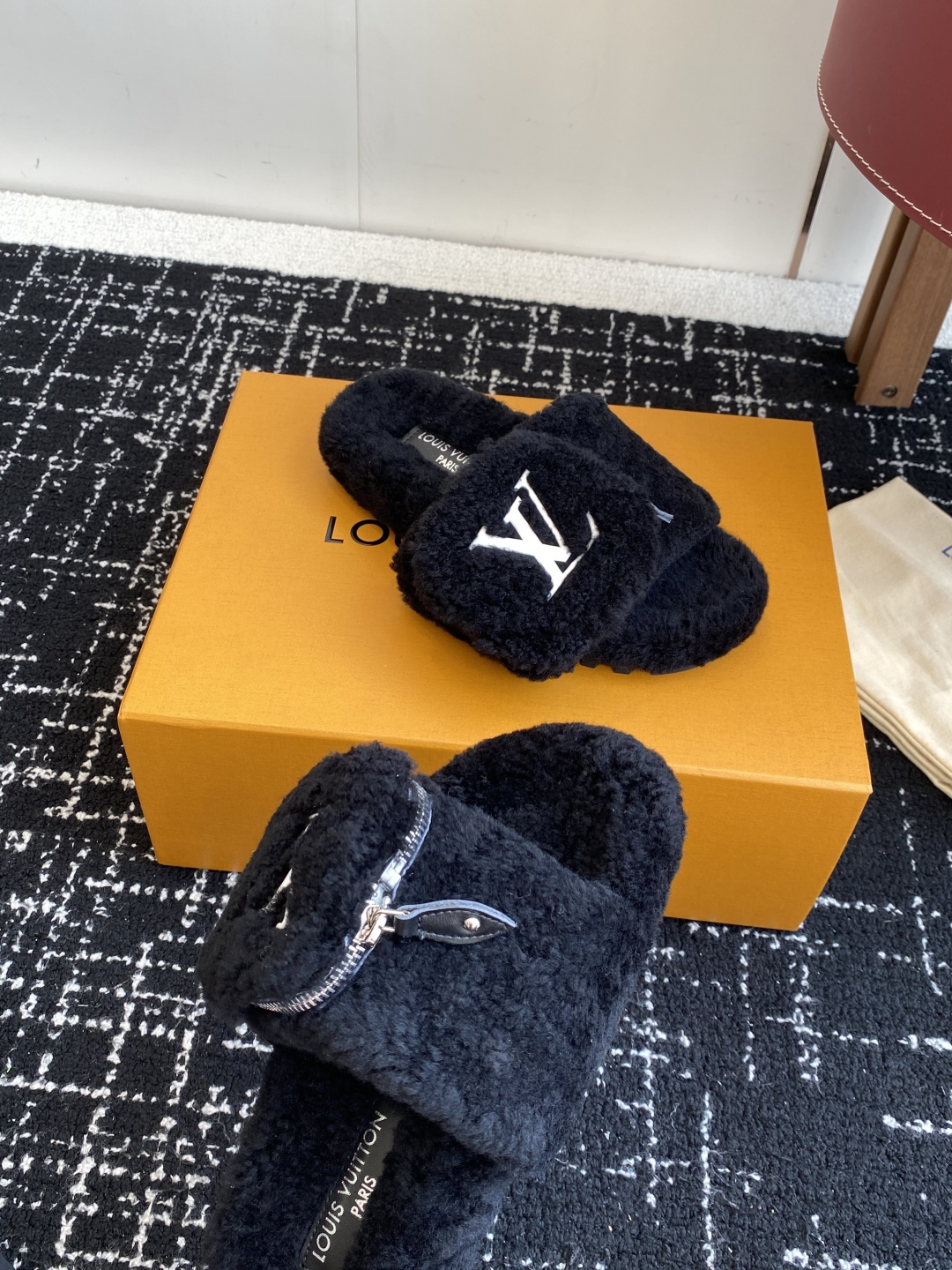 代购级
louis vuitton ss 25new arrival～ L家 25秋冬平底羊毛拖鞋新品
