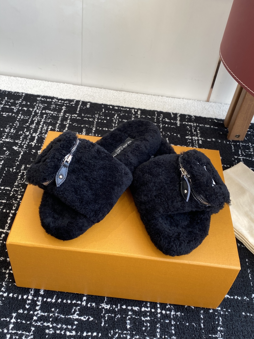 代购级
louis vuitton ss 25new arrival～ L家 25秋冬平底羊毛拖鞋新品
