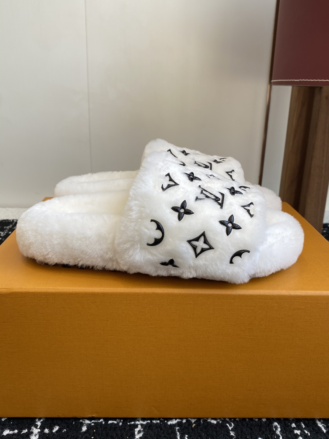 代购级
louis vuitton ss 25new arrival～ L家 25秋冬平底羊毛拖鞋新品
