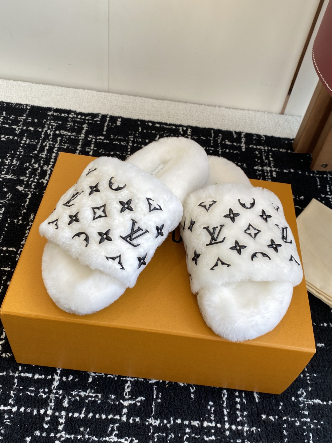 代购级
louis vuitton ss 25new arrival～ L家 25秋冬平底羊毛拖鞋新品
